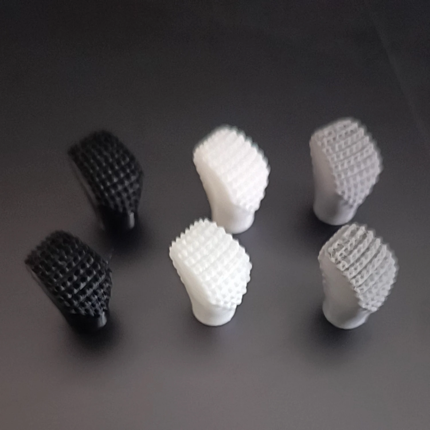 Gros plan sur un embout de joystick TPU, montrant sa forme ergonomique et sa couleur noire.