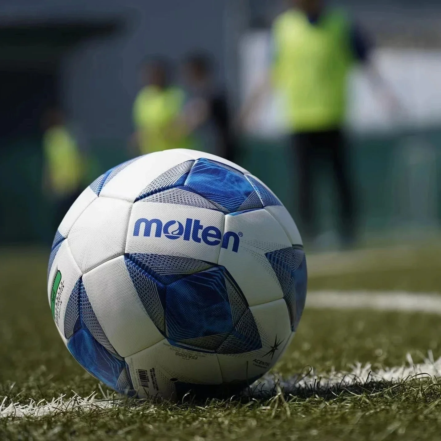 Molten Football Superior Function and Design Ultimate Ball Visibility, for Adults & Kids, 5000 Match Ball FIFA Quality Football
