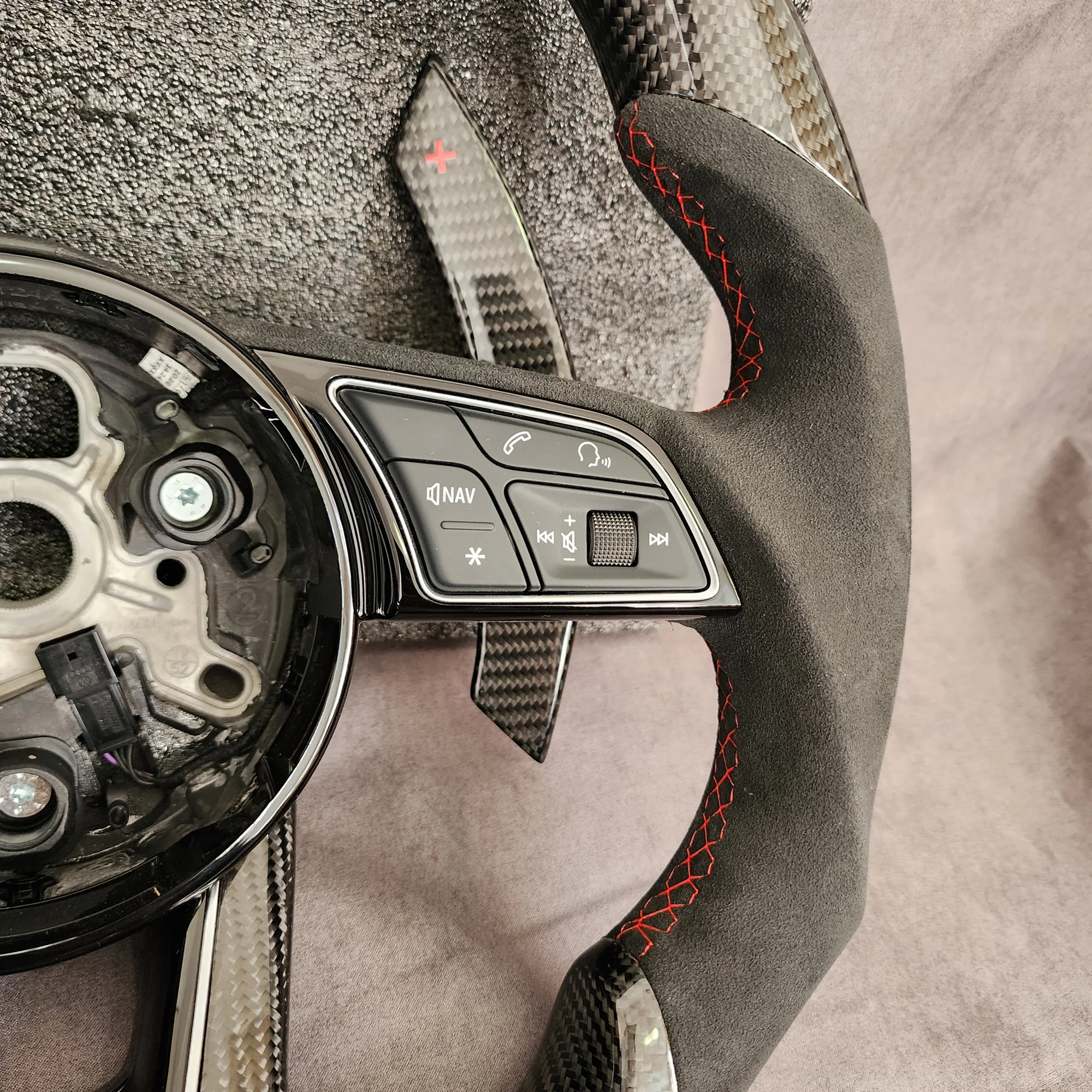 パドルシフター付きカーボンファイバーアントラステアリングホイール