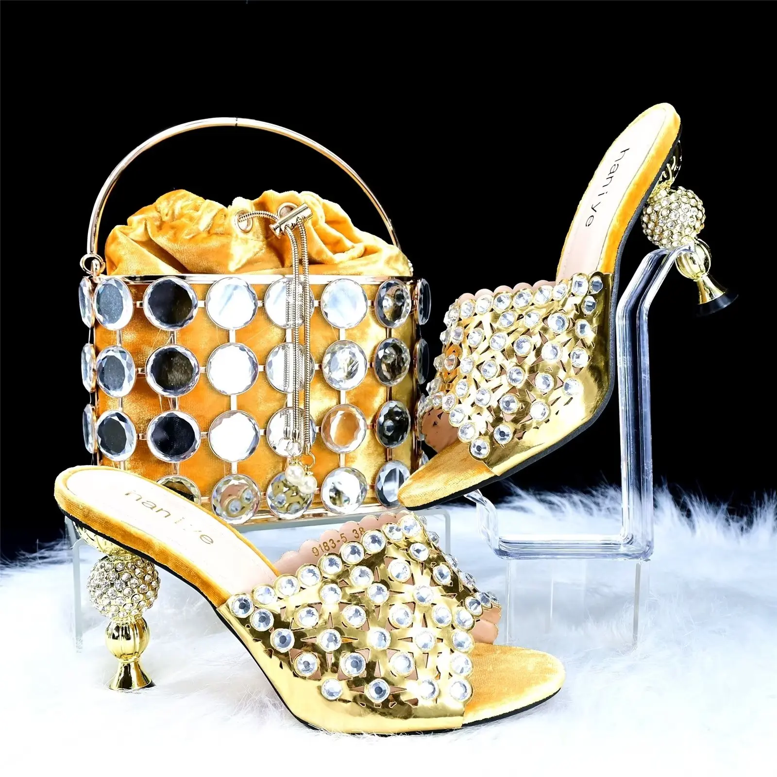 

2024 New Italian Hollow Design Women Shoes Matching Bag in Gold Color Mature African Ladies Comfortable Heels Sandals for Party