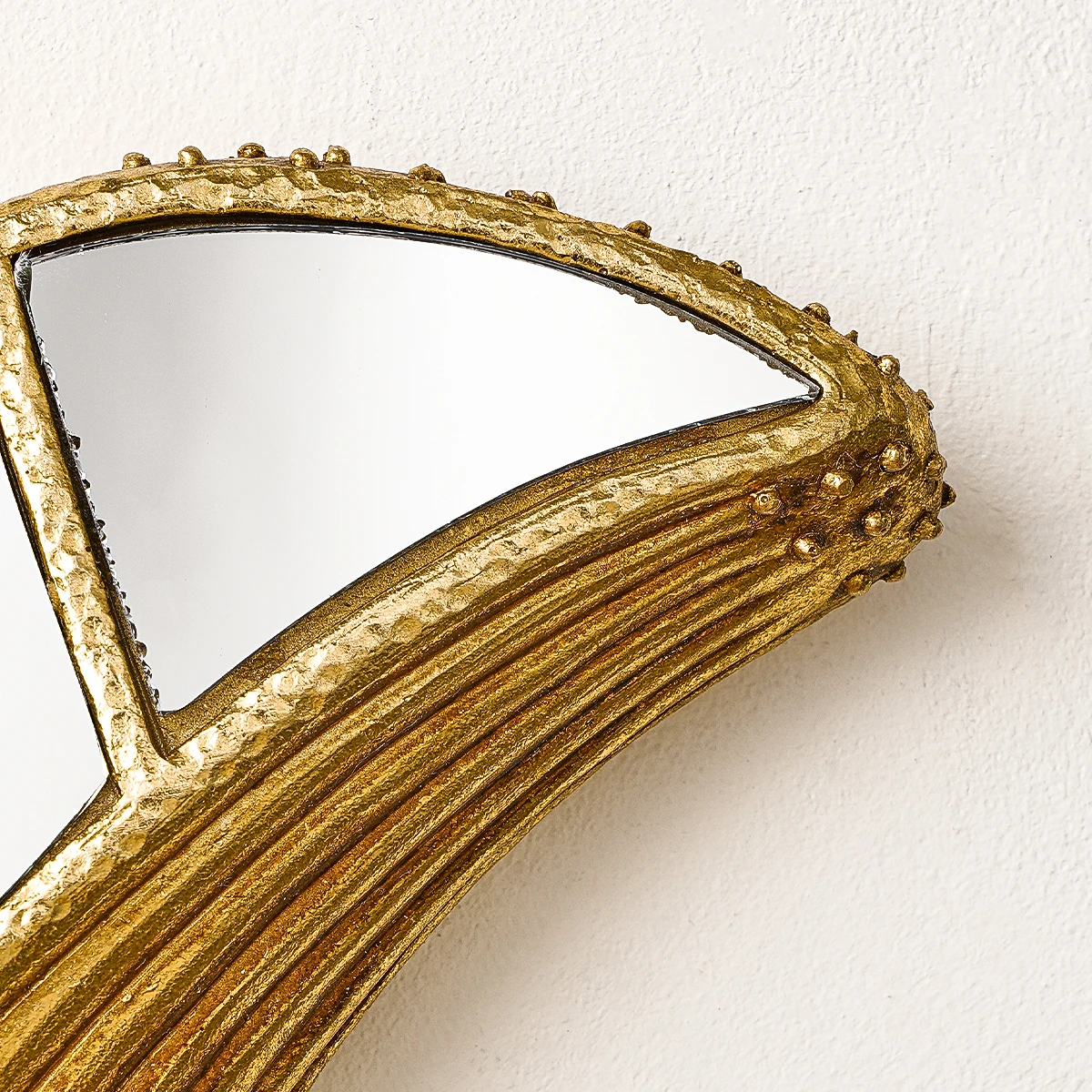 1PC, resin whale ornament, special design of mirror inlay on the surface, suitable for home wall decoration, shooting props