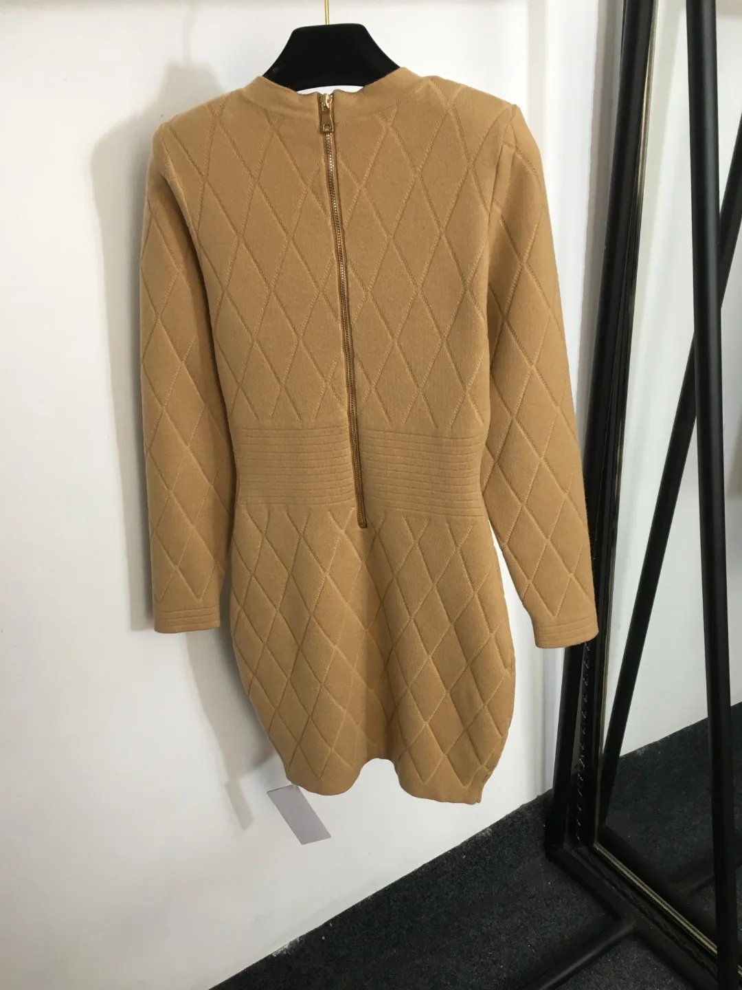 

2023 autumn and winter new diamond pattern long-sleeved V-neck waist knitted dress