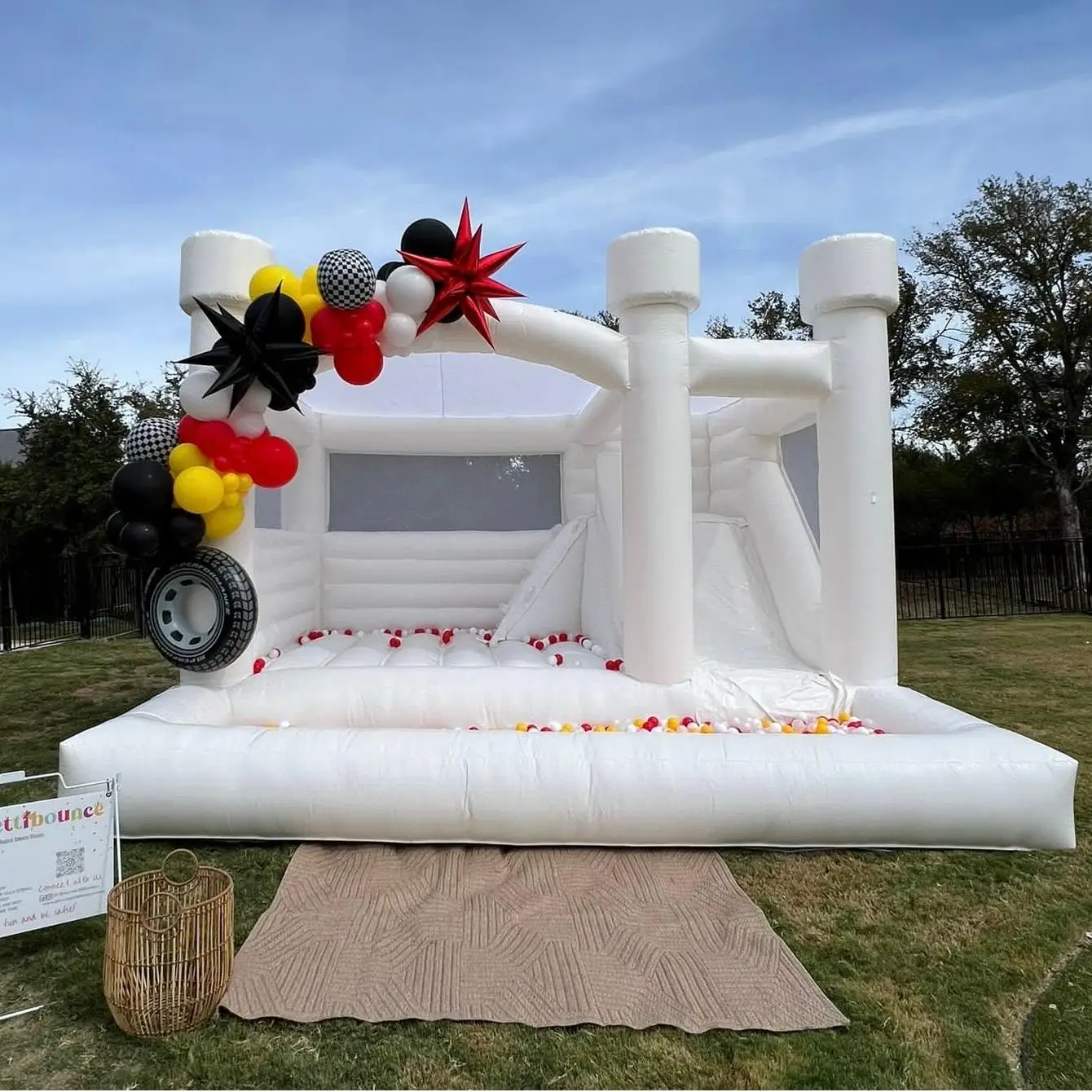 White Inflatable Bounce House, Children Game Castle with Slide, Inflatable Castle with Blower for Birthday Wedding Party