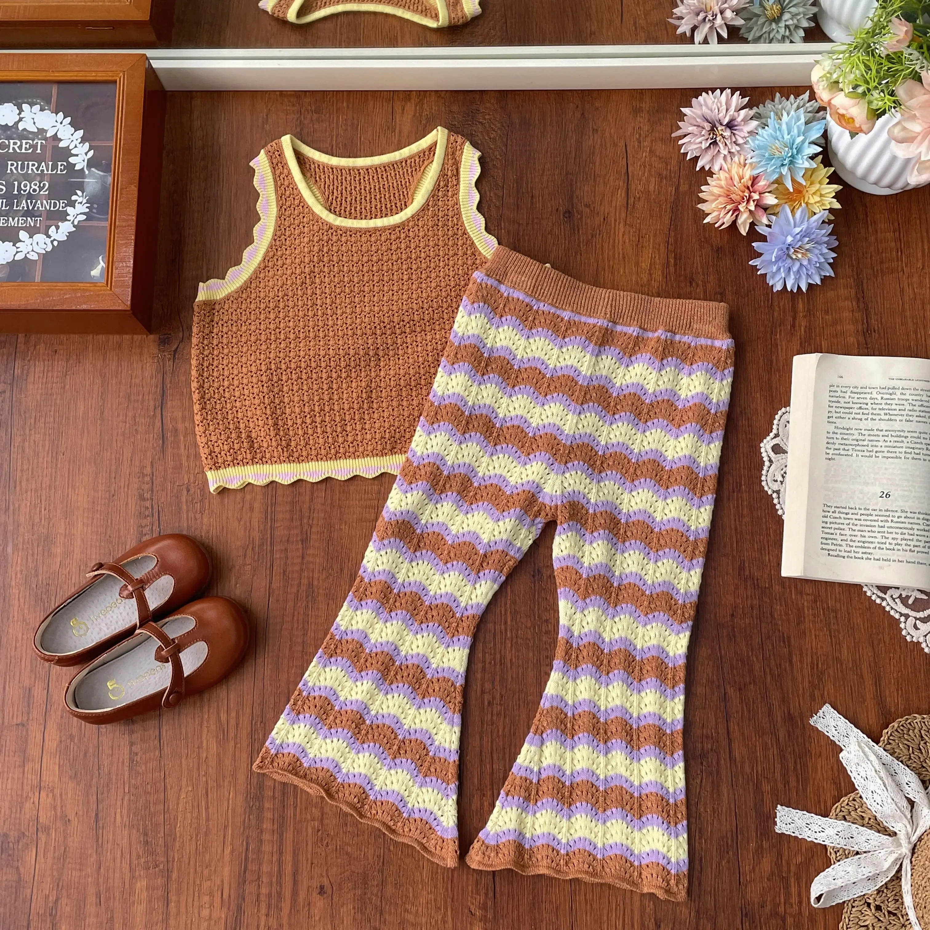 재고 있음 즉시 배송 아동용 스웨터 2025 복고풍 스타일 소녀용 투각 니트 스웨터 물결 모양의 자카드 긴 바지 세트