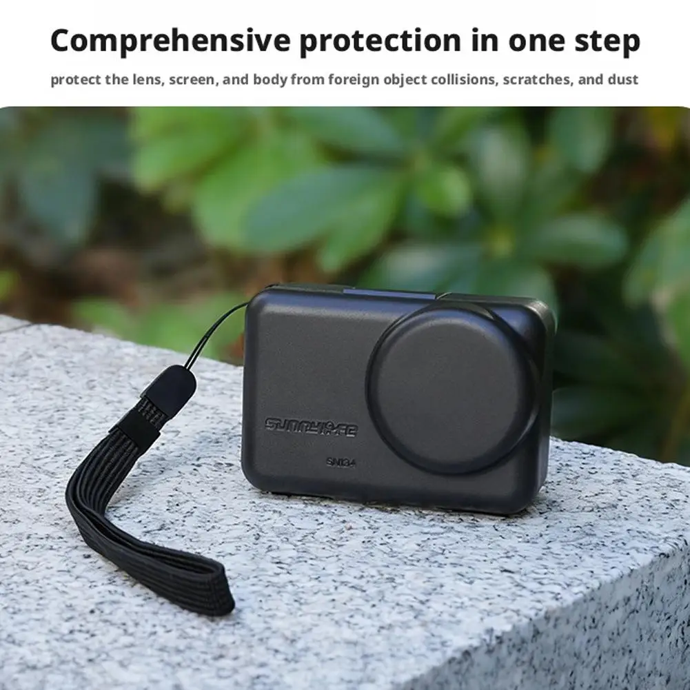 Étui de transport pour caméra action 360 posé sur une surface, fermeture éclair et logo de la marque visibles, design compact et protecteur.
