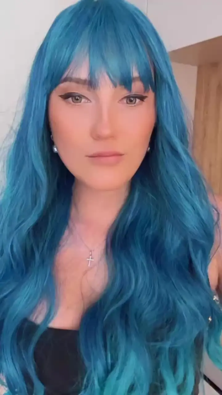 Parrucca per capelli corti ricci ondulati blu scuro con frangia Parrucca sintetica lunga fino alle spalle per cosplay blu soffice naturale per le donne Lola  200165144