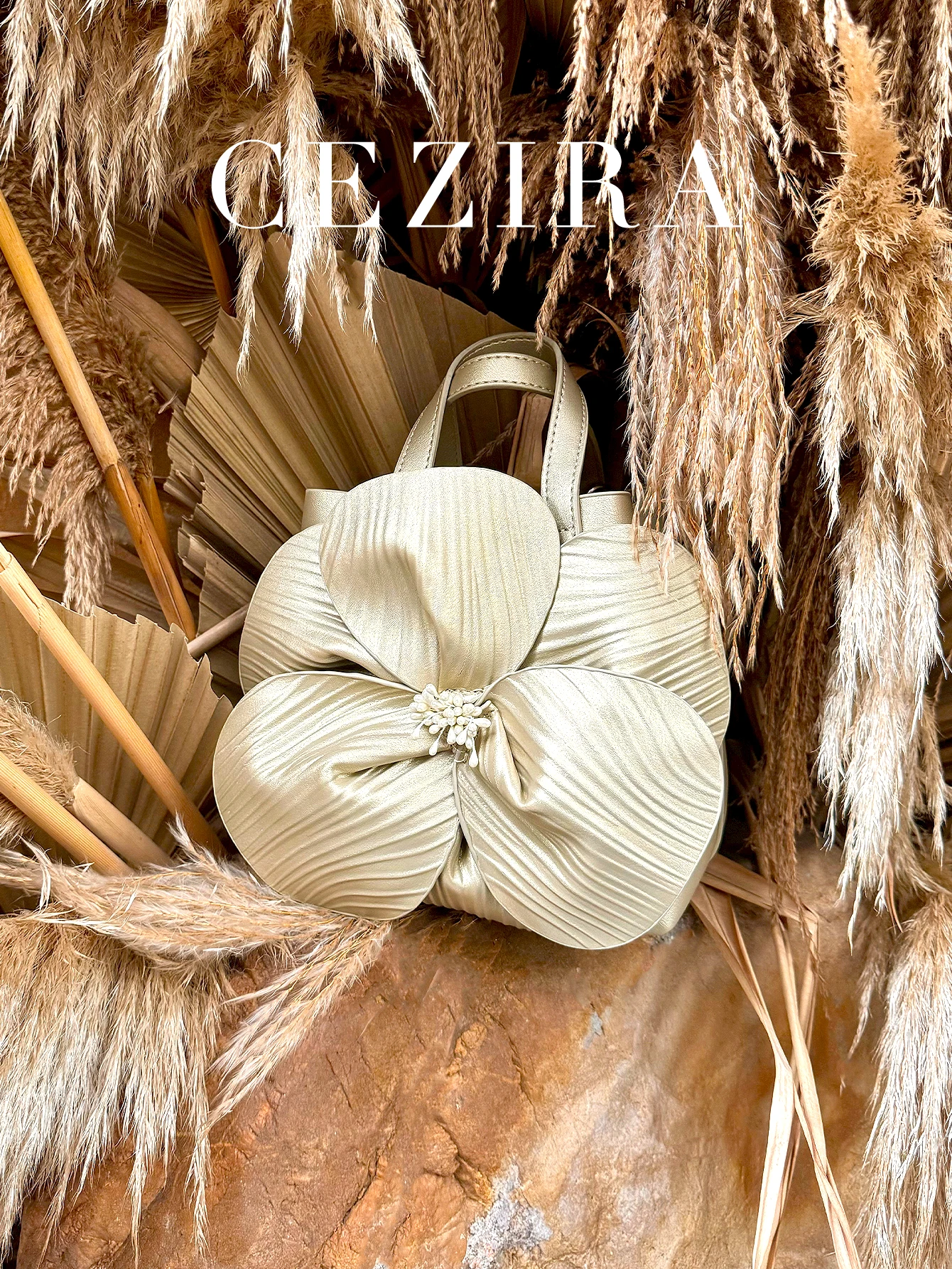 حقيبة كتف جلد نباتي معدني أنيقة للسيدات، مزينة برب...