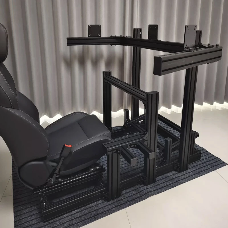 Main tenant la manette du simulateur RC argent, prêt à piloter un drone