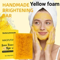 Savon artisanal exfoliant au curcuma, citron et acide kojique 100g, mousse jaune, pour le visage et le corps 1