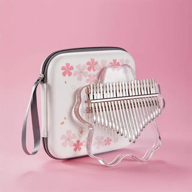 섬세한 벚꽃 조각이 새겨진 아크릴 엄지 피아노로, 마음을 달래고 영혼을 고양시키는 부드러운 음악을 연주할 수 있습니다.