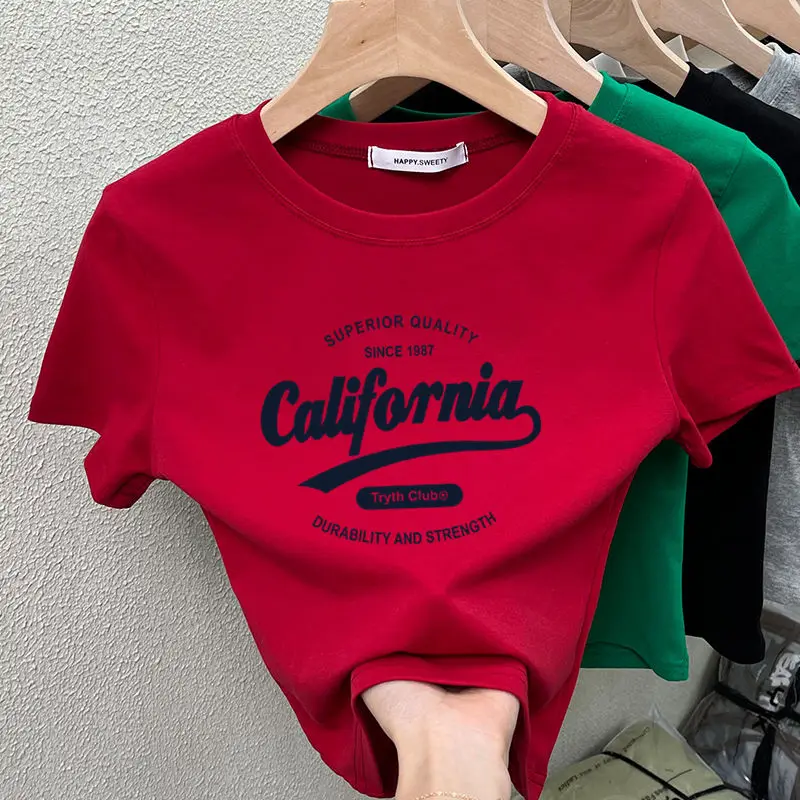 

Женская футболка с круглым вырезом, коротким рукавом и надписью