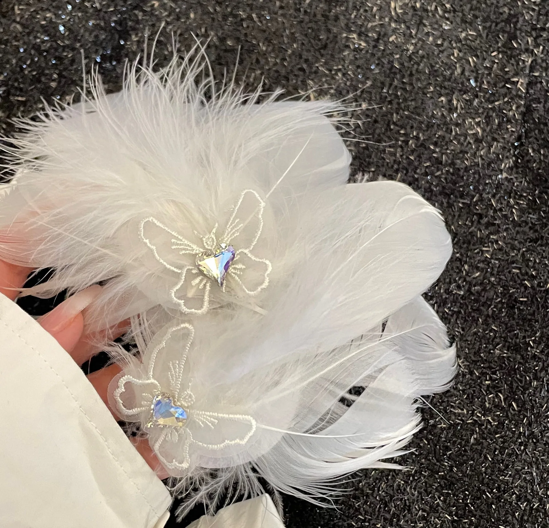 Рисунок 4 - Женский головной убор с белым лебедем и перьями