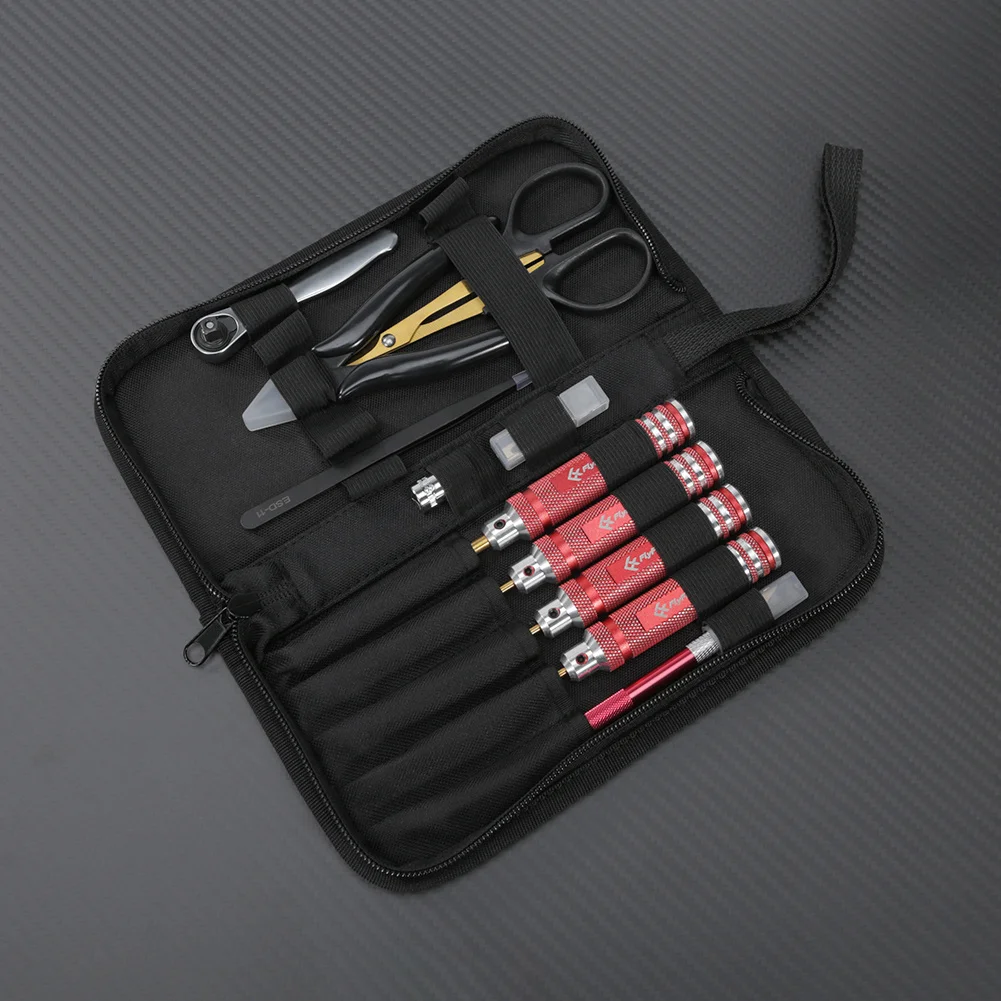 Sac en tissu Oxford 600D ouvert révélant les outils FlyFishRC, idéal pour la construction et réparation de drones.