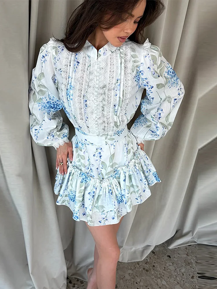 Bedrucktes Spitzenkleid mit Rüschen, Kurzkleid für Damen, Street-Style, Stehkragen, Laternenärmel, Schnürung an der Taille, unregelmäßiger Saum