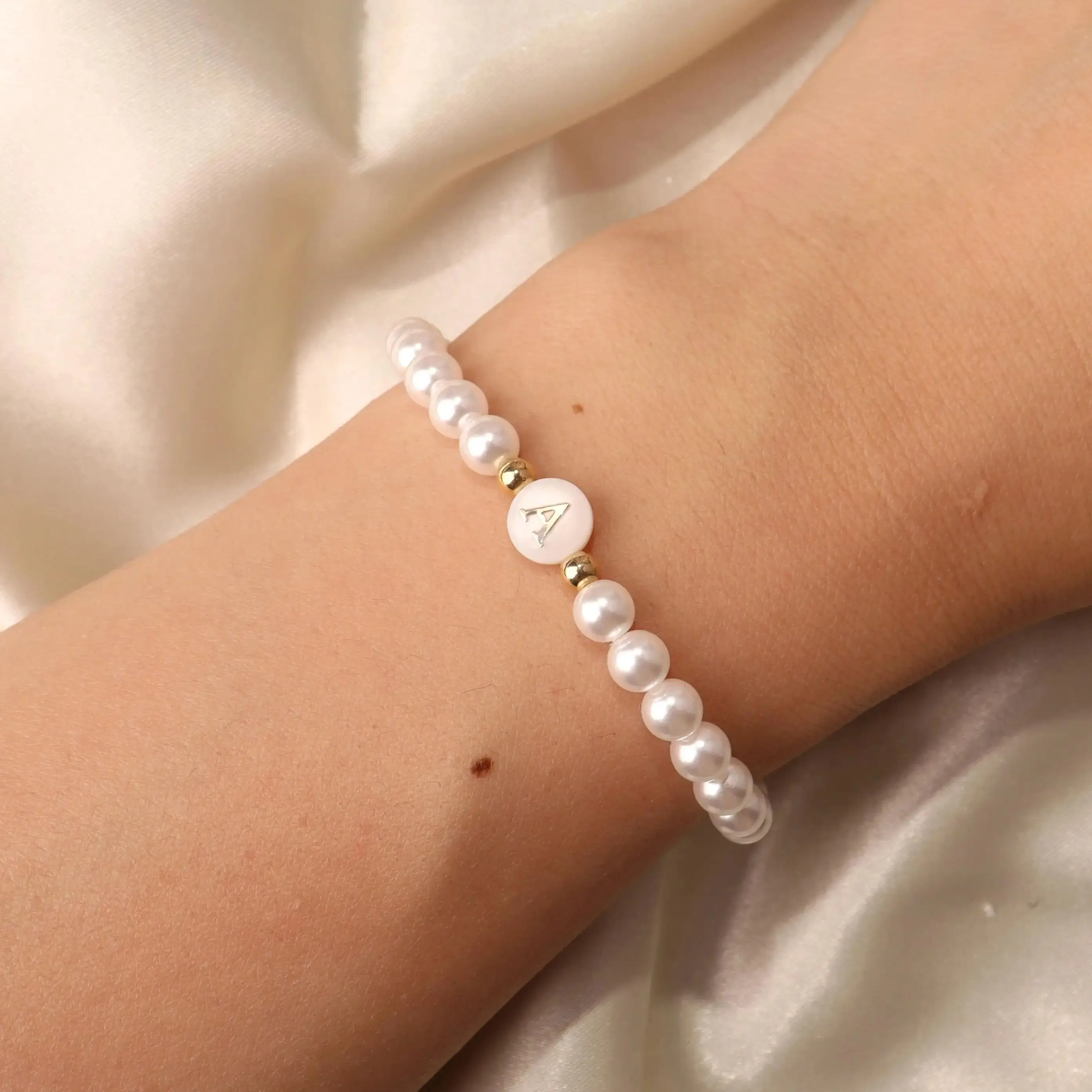 

1Pc Classic Shinning 24 Letter Seashells Bracelets For Women Fashion Beads Lucky Bracelet White Jewelry Summer