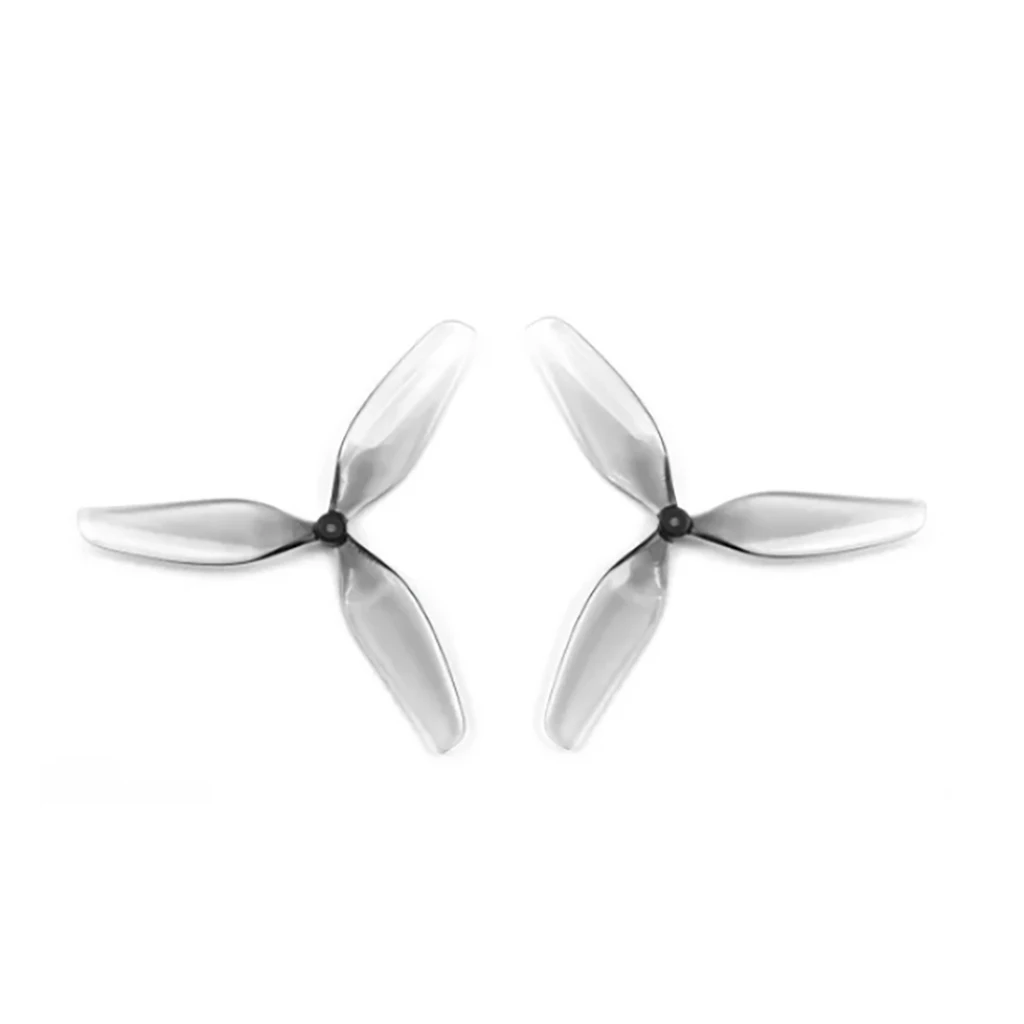 Hélices de drone course 2X1X3 Mix installées sur un drone, prêtes pour la compétition.