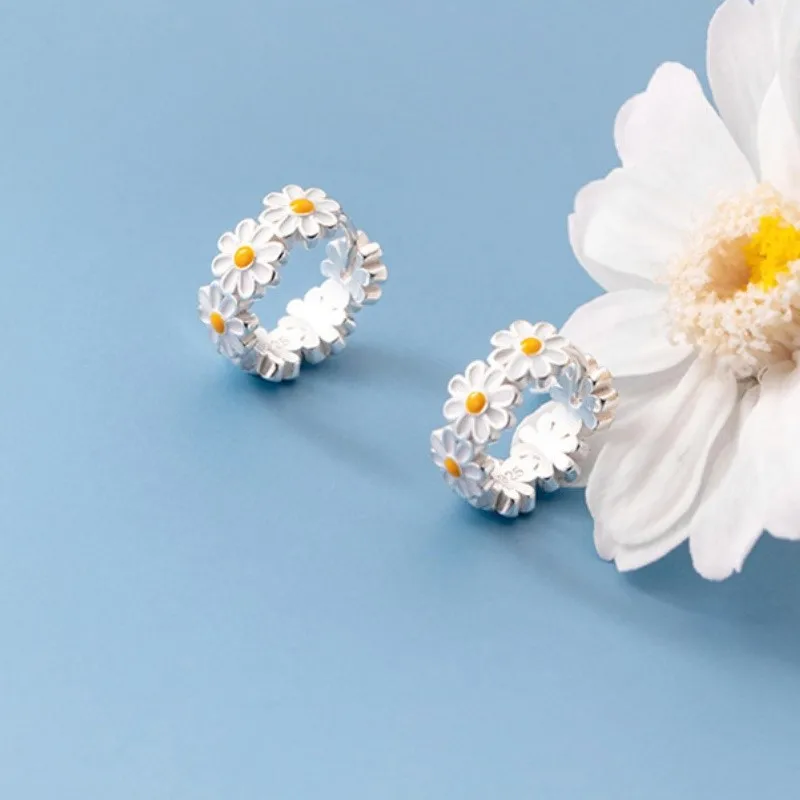 Silver Color Tiny Daisy Flower Hoop Earrings for Women Floral Shape Huggie Ear Wedding Party Jewelry Girls Present