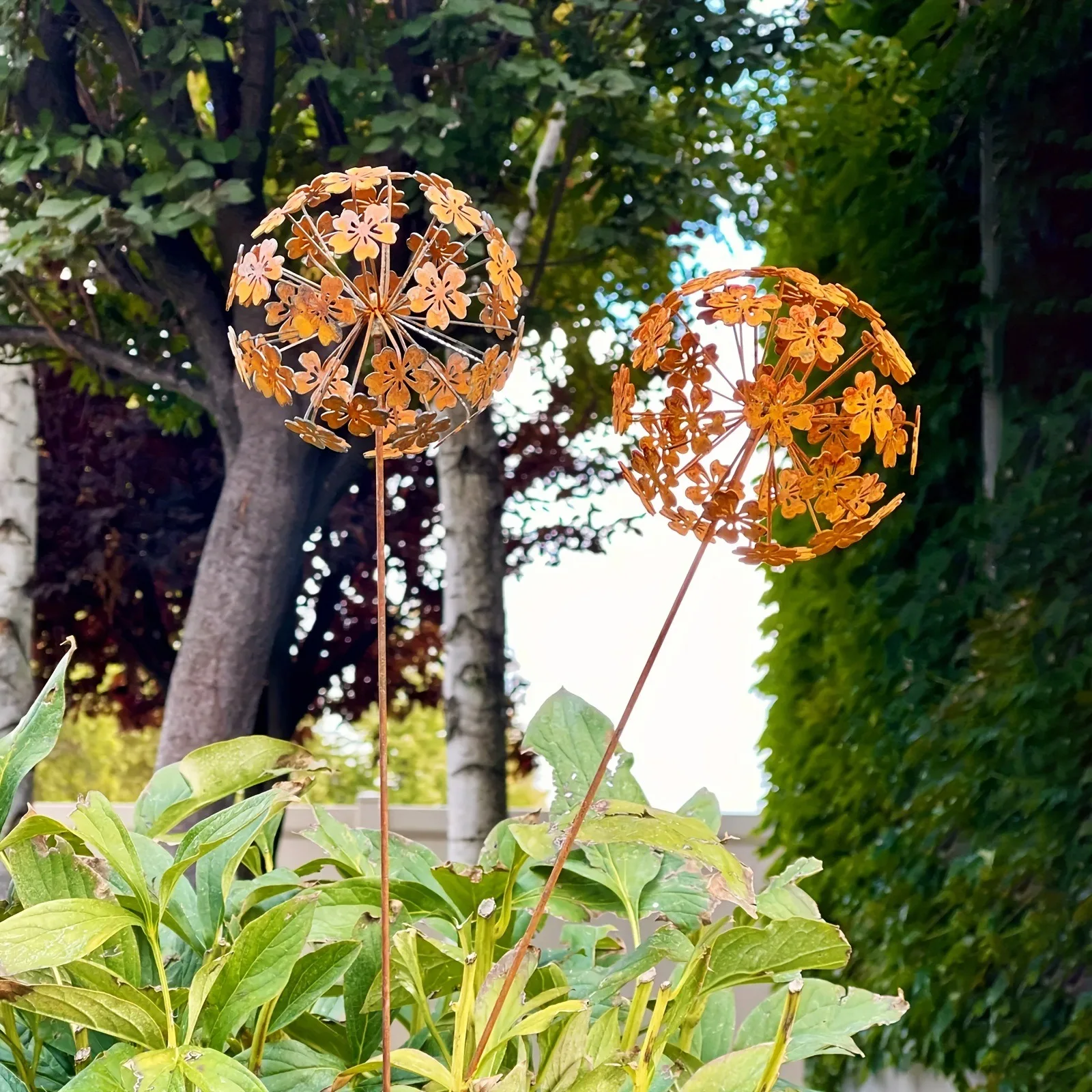 Rustikaler Vintage-Metall-Deko-Pflanzstab mit Löwenzahn- und Hortensienmotiv, Garten- und Terrassendekoration, Kunsthandwerk für den Außenbereich