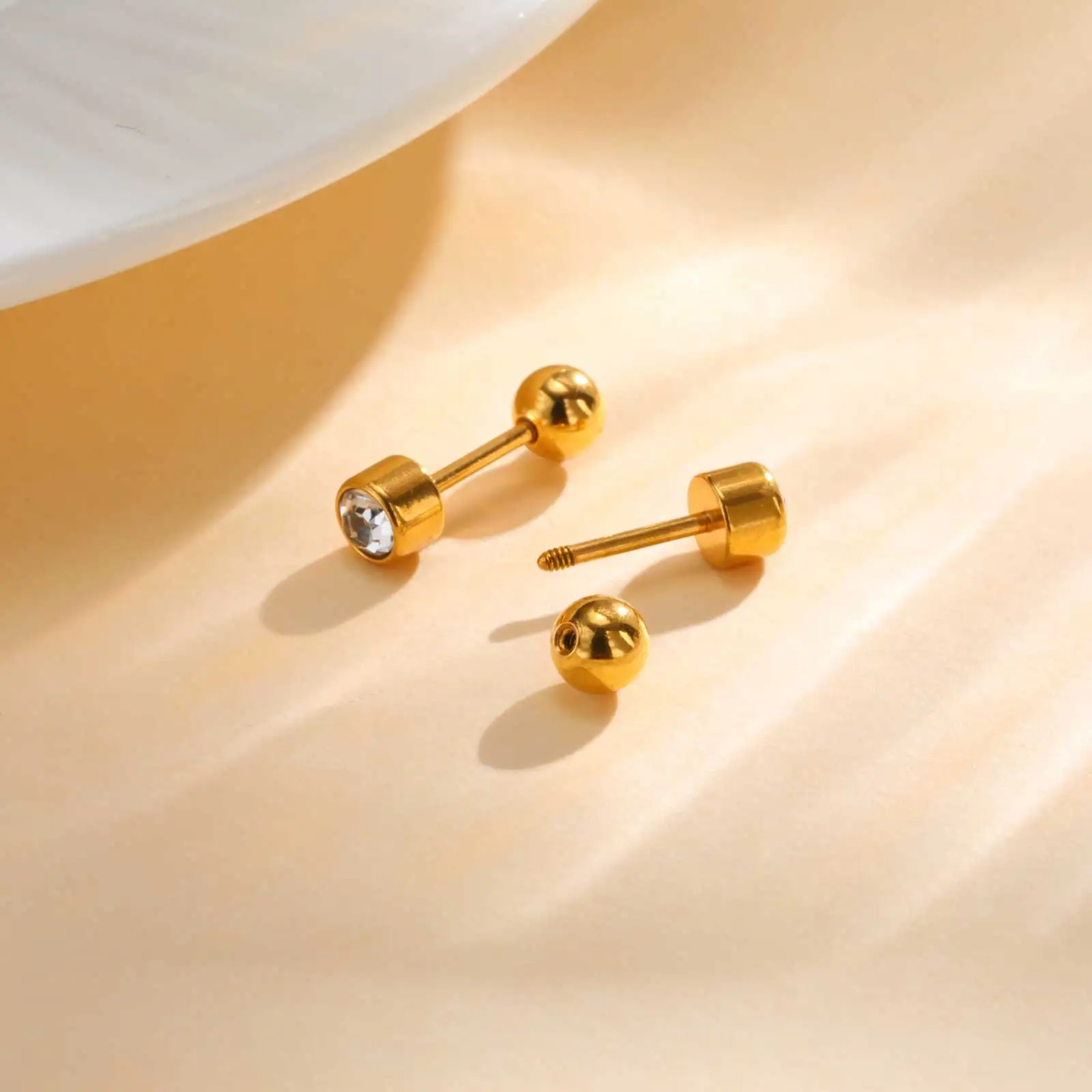 Hochwertige glänzende Zirkon-Herz-Ohrstecker für Damen, goldfarbene Ohrringe aus Edelstahl, leichtes Luxus-Schmuckgeschenk – Detail 7