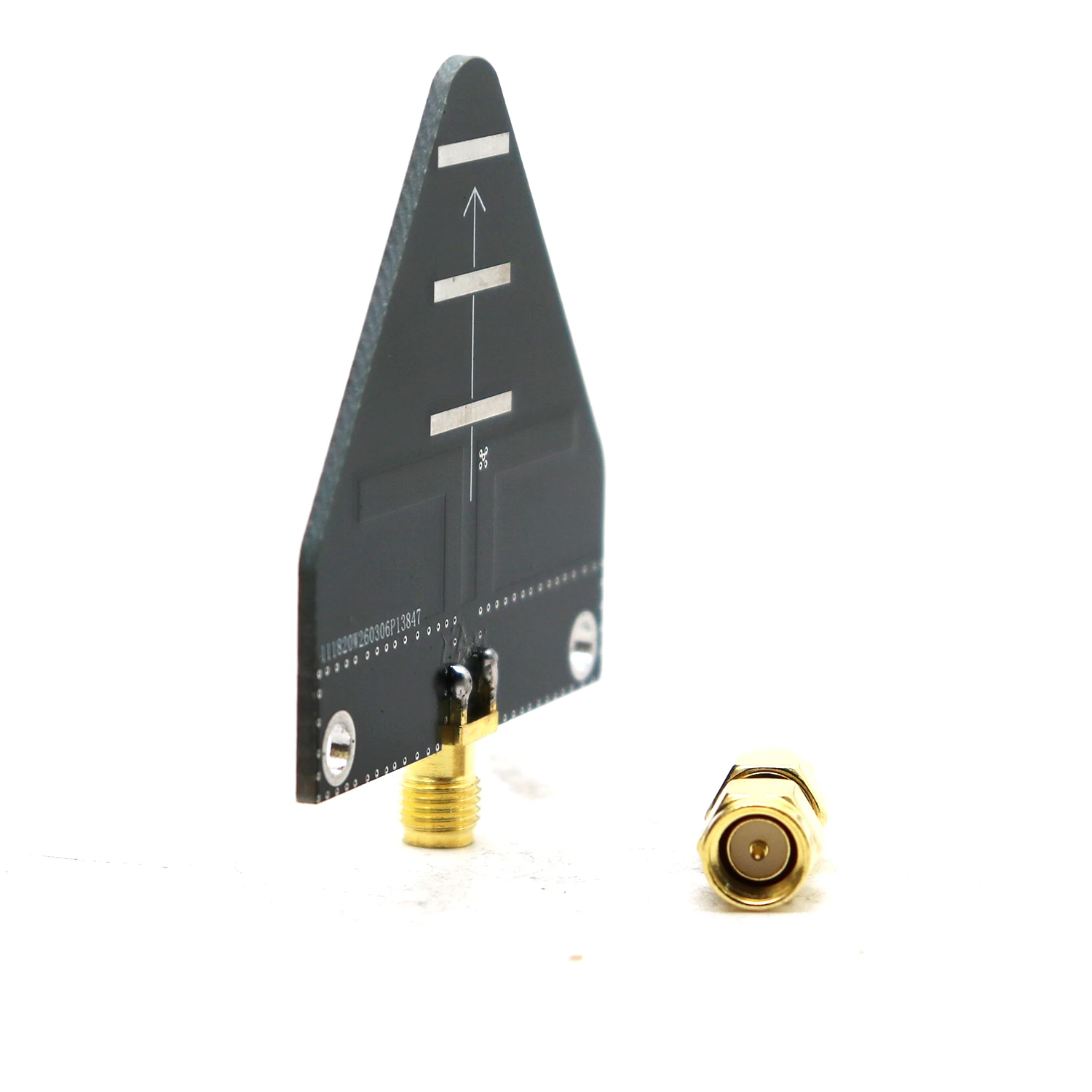 Antenne WiFi double bande 2.4/5.8GHz, SMA femelle, posée à côté d'un routeur pour comparaison