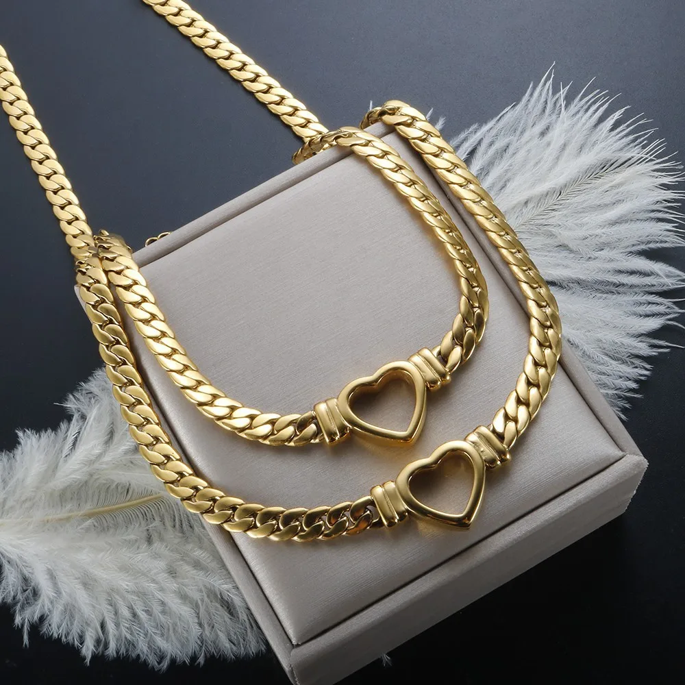 

Vintage Personality Hollow Love Titanium Steel Necklace Clavicle Chain