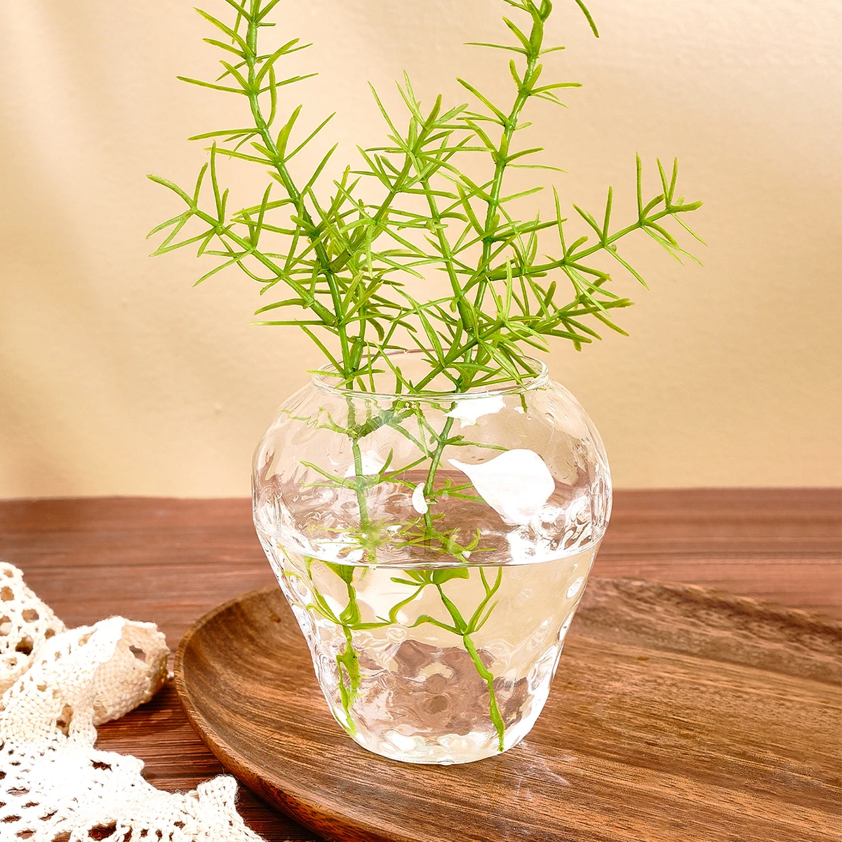 1PC, a modern and simple transparent glass strawberry-shaped vase, is a central decorative arrangement on the home desktop