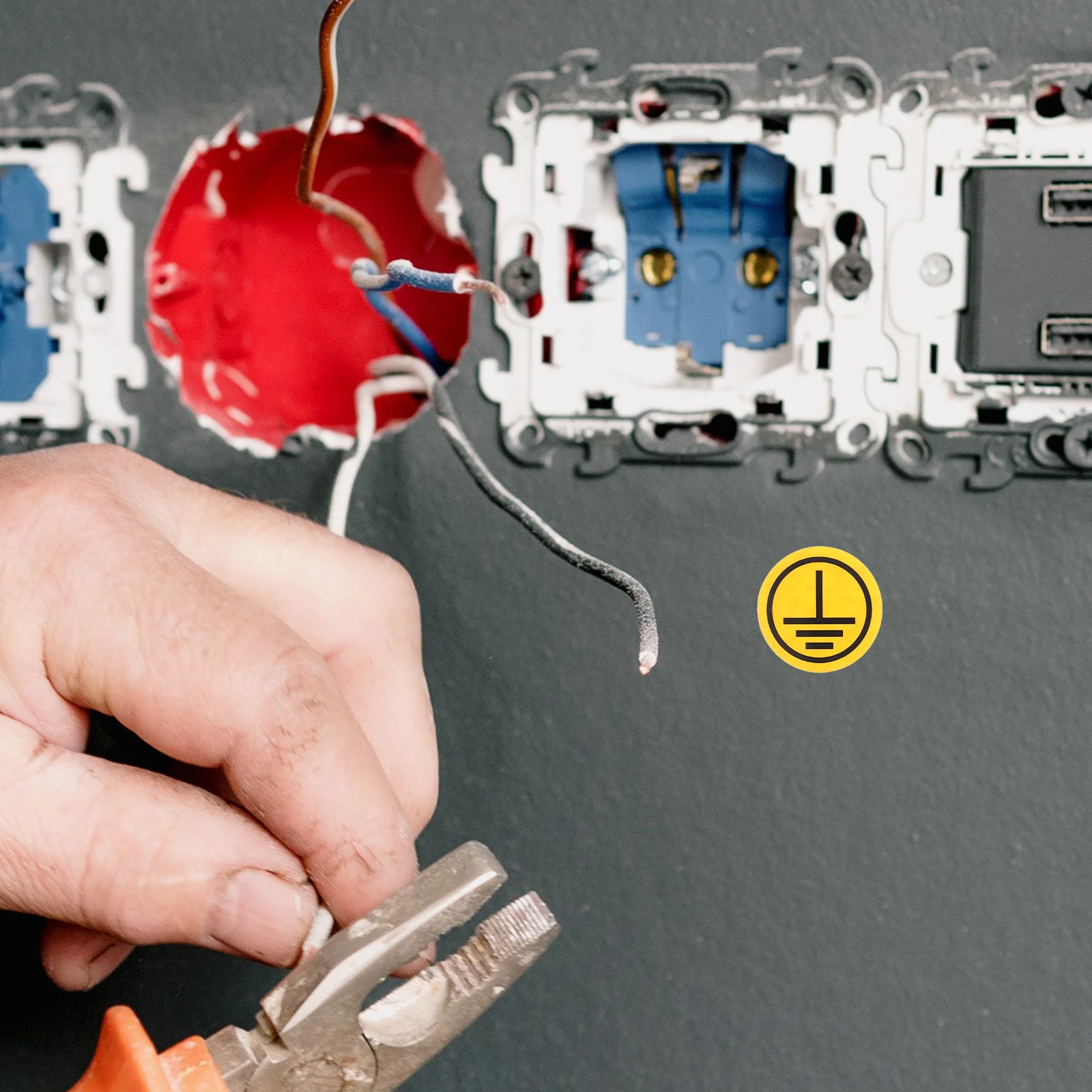 Рисунок 5 - Наклейки с символами заземления земли