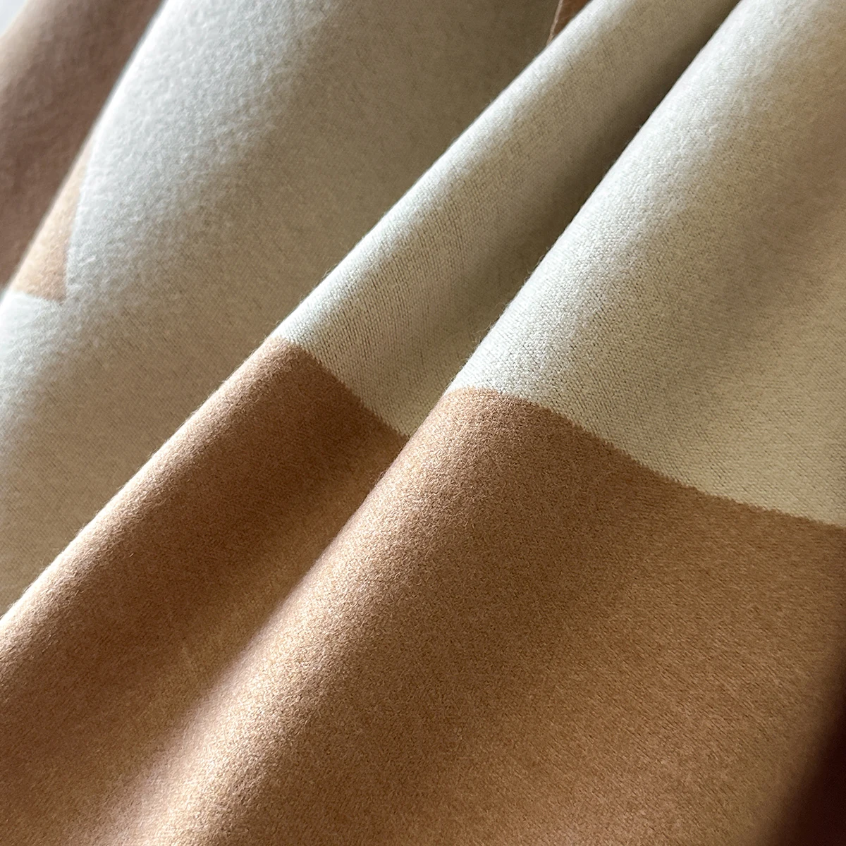 2025 Brand Elegance Geometric Print Scarf Soft Warm Fringe Pashmina Shawl Autumn and Winter Outdoor Coldproof Windproof Blanket