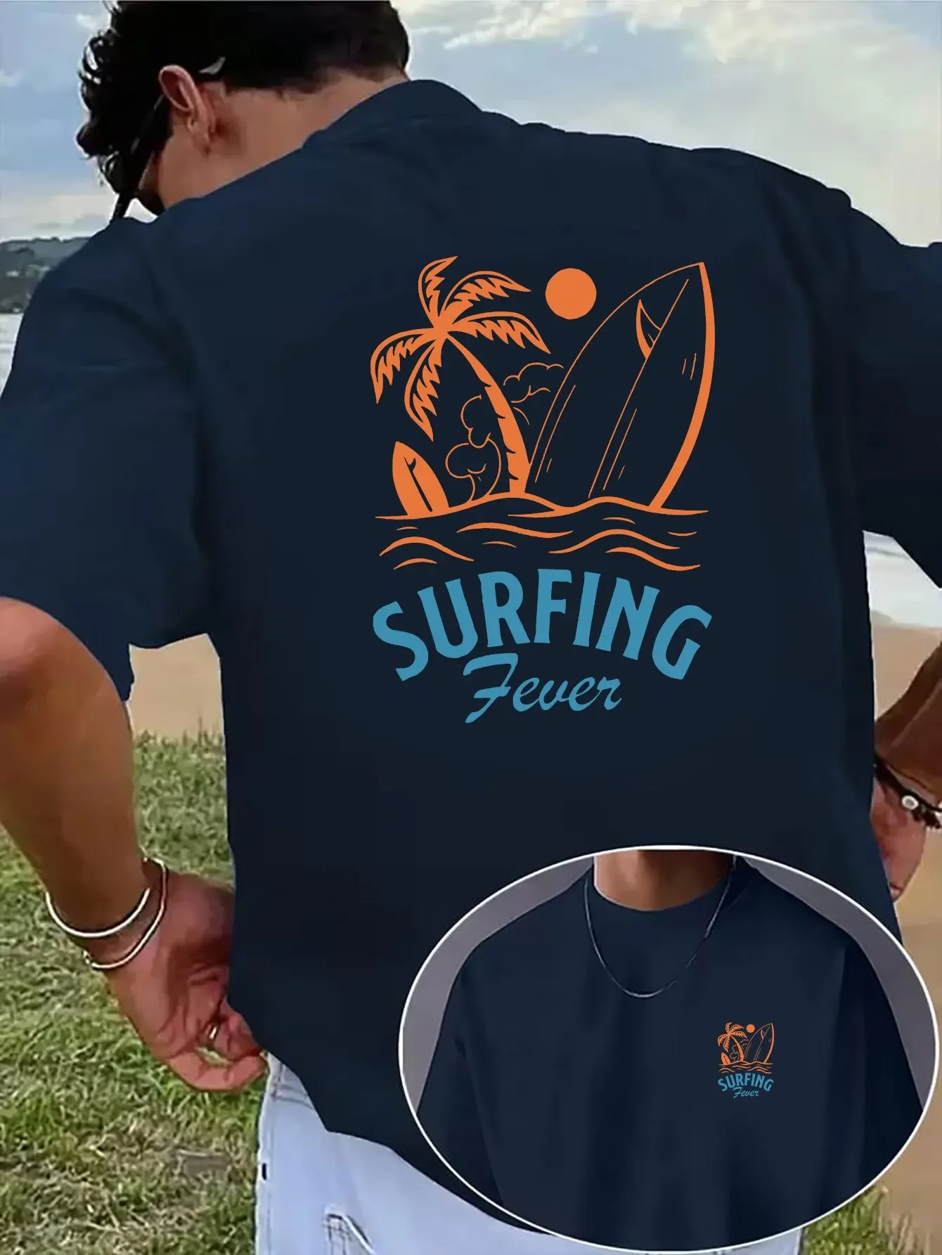 T-shirt da uomo a tema surf con motivo albero di palma e tavola da surf con scritta "Surf Craze". Camicia Estiva Casual Comoda in 100% Cotone - immagine 4