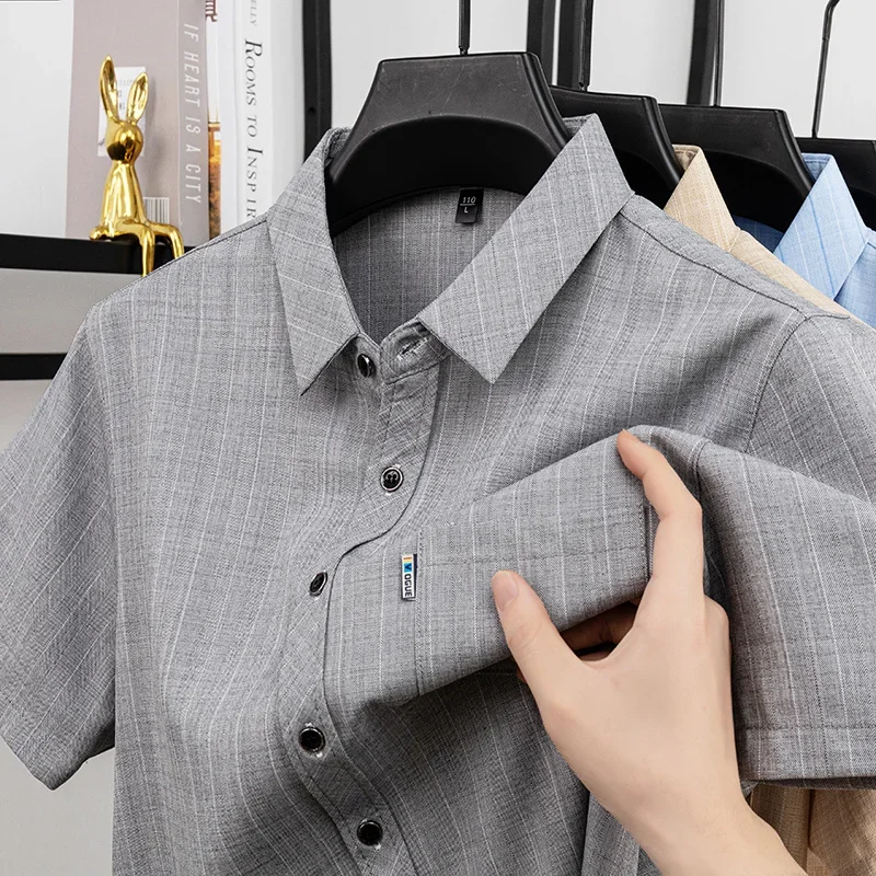 Polo casual da uomo in lino effetto scozzese a maniche corte, morbide e traspiranti, con taschino sul petto. - immagine 2