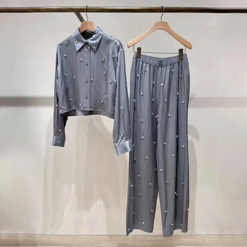 

Женская однобортная рубашка с отложным воротником и длинные брюки с поясом на резинке