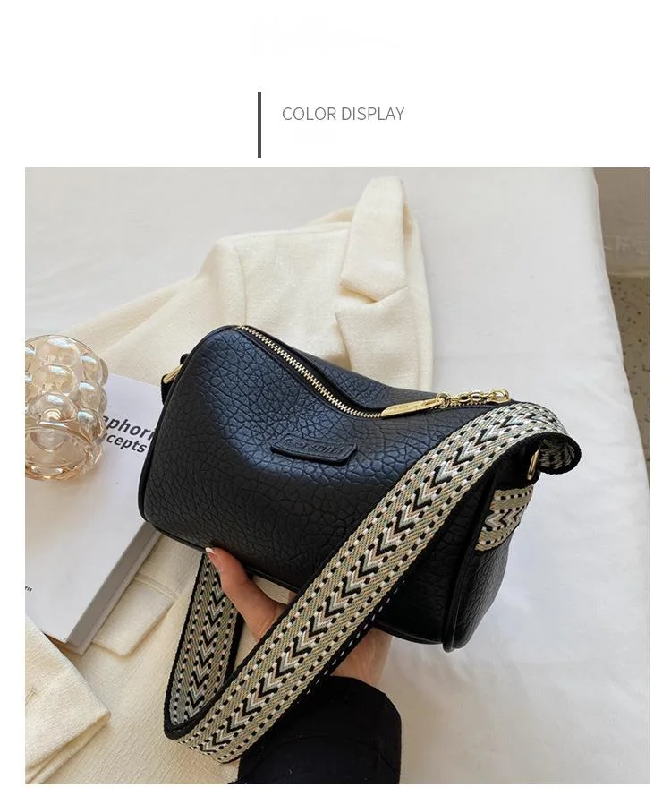 2024 Nuova borsa piccola popolare per le donne in autunno e inverno, borsa a tracolla a banda larga alla moda versatile, borsa a cuscino rossa Internet_voghion.com