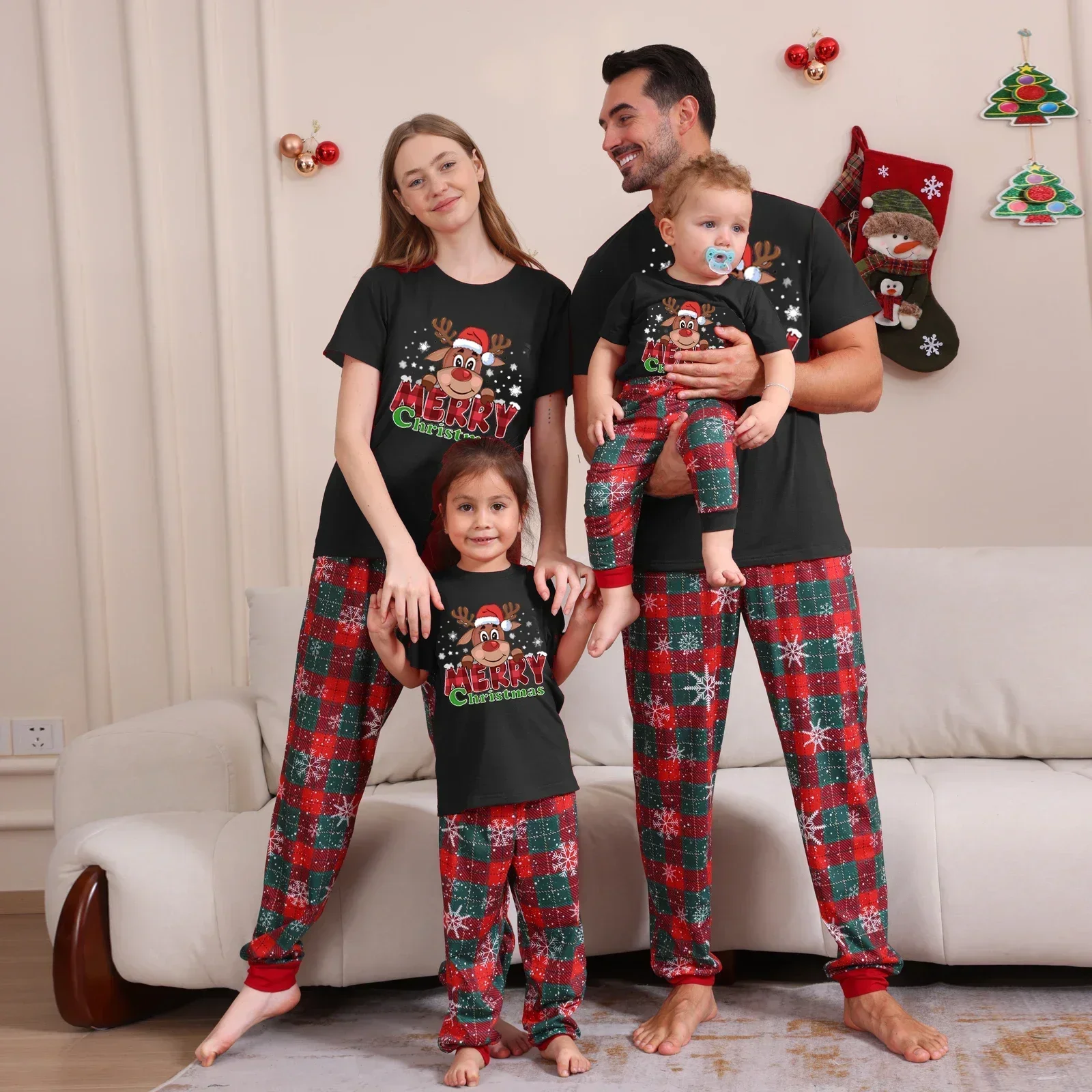 thumbnail image 2 of Conjunto de pijama a juego con estampado de Feliz Navidad para mamá, hija, papá e hijo, camiseta de manga corta y pantalones, traje de 2 piezas, pijama de aspecto familiar navideño, 2 of 5