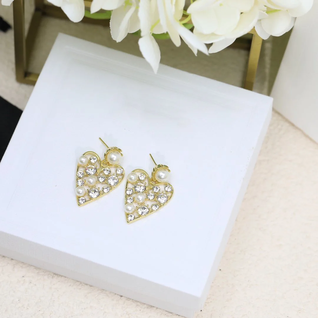 2022 Brand Brand European And American Fashion Pearl Earrings Artistic Temperament  Beautiful And Generous For PartiesEar Studs