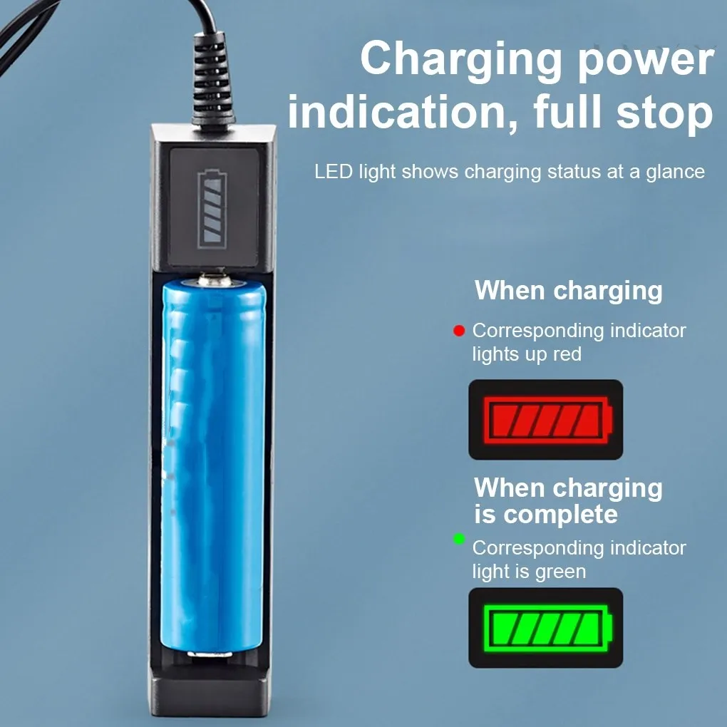 Chargeur multiport USB 4 slots pour piles rechargeables 18650 14500 16340, piles insérées et câble USB branché.