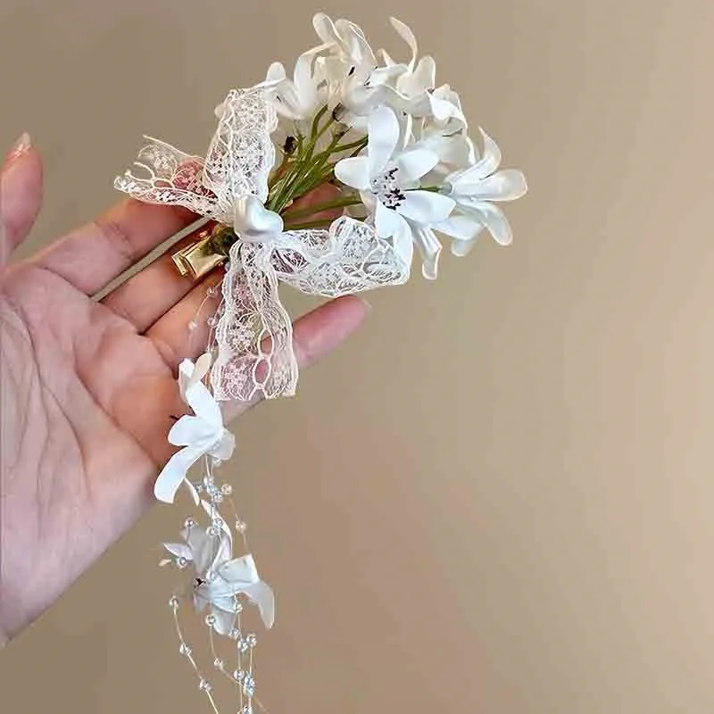 Elegante weiße Haarspange mit Blumenmuster und Spitzenbogen sowie Perlenquaste – Braut-Haaraccessoire für Frauen, Abschlussball und Fotoshootings – Detail 5