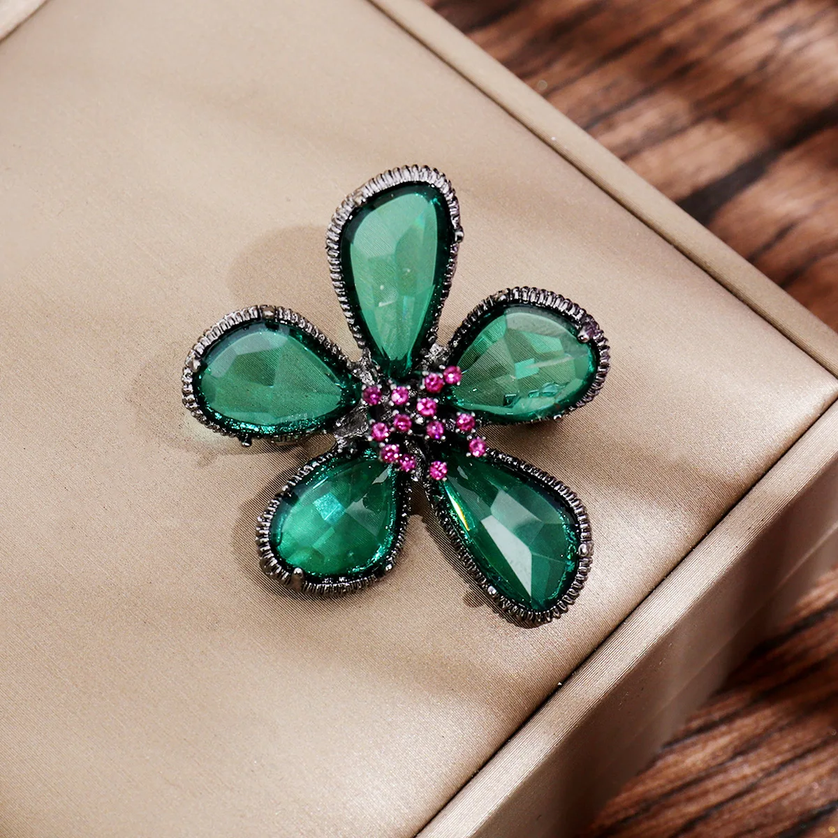 Vintage Fashion Crystal Flower Brooch Women Fine Pin Corsage