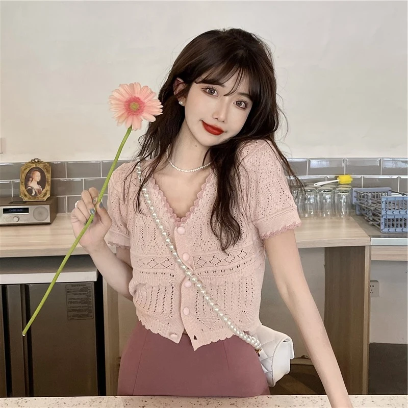 Sweetage-reducing First Love Atmosphere 니트 중공 반팔 v 넥 카디건 탑 여성 여름 2024 Warm Sweet 