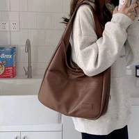 Sac fourre-tout de grande capacité, nouveau sac à bandoulière simple en cuir noir pour femmes, sac à bandoulière simple à la mode et polyvalent 5