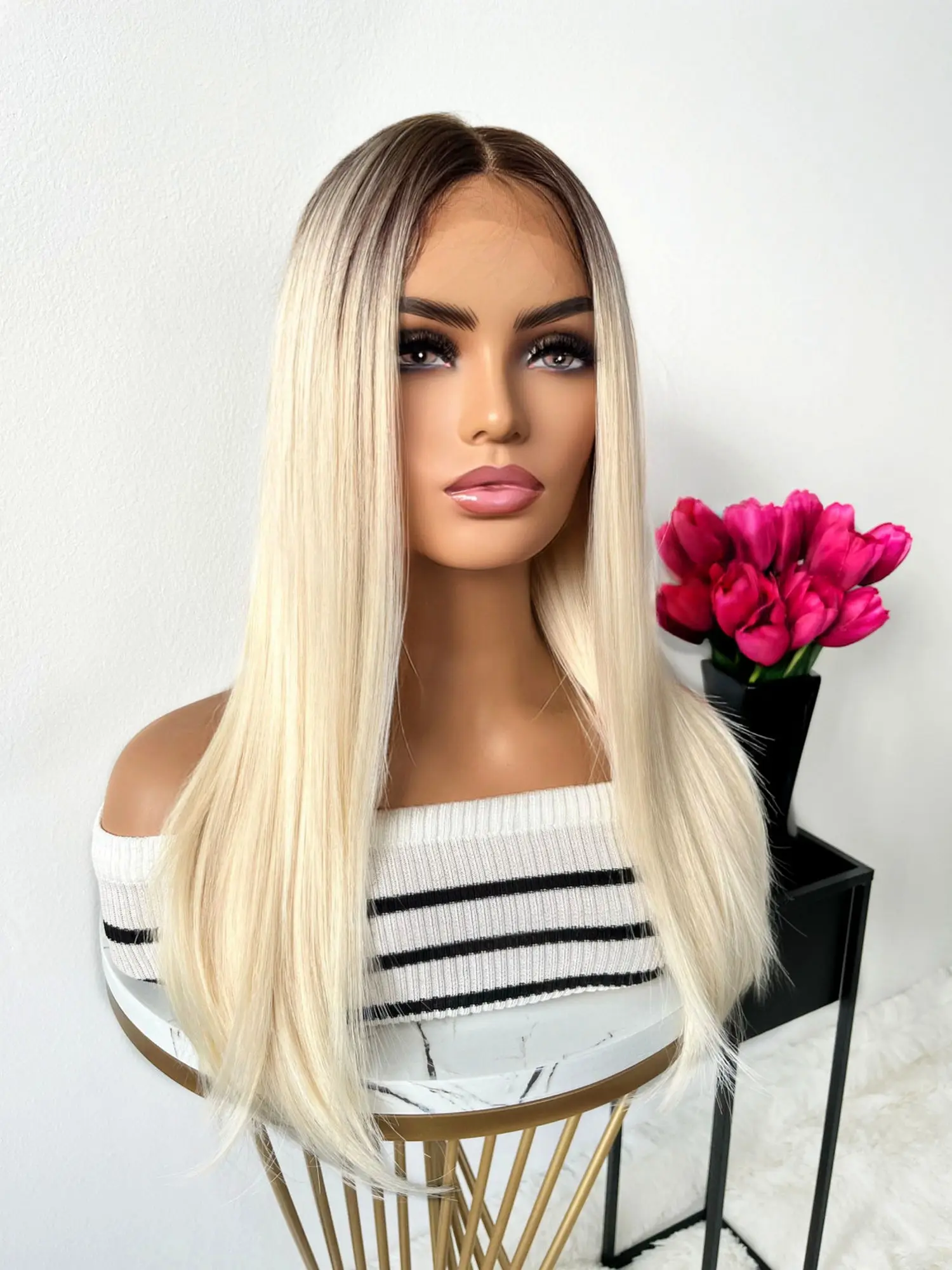 פרות סינטטיות ישרות טבעיות בצבע אומברה בלונד עם שורשים כהים, איכות גבוהה, עמידות בחום, שימוש יומי