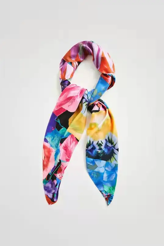 

Spain's new women's printed scarf square