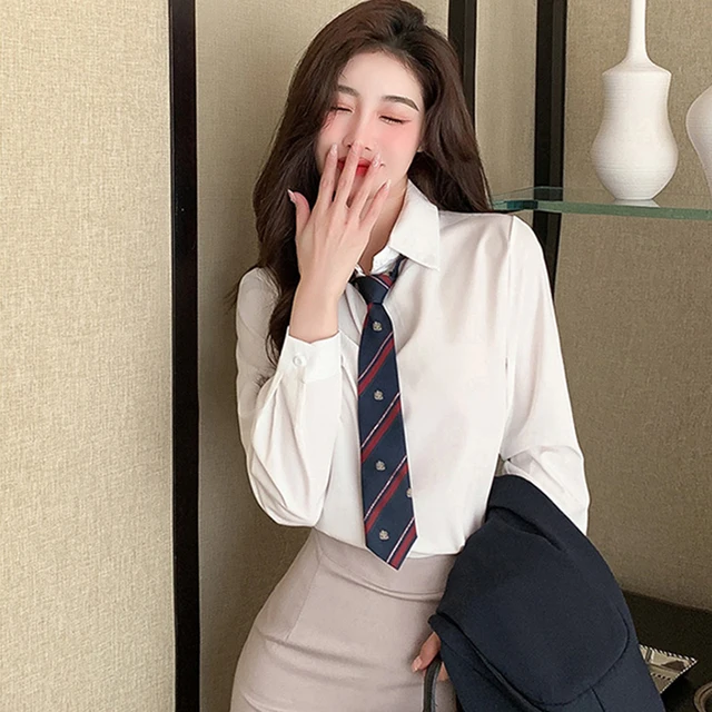 영국 대학 스타일의 세련된 원피스 의상으로 나이를 감소시키세요