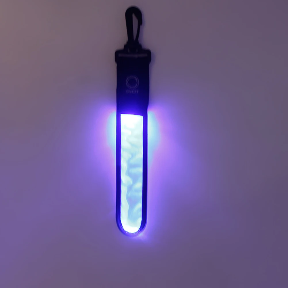 4Pcs LED 깜박이는 빛 반사 펜던트 3 가지 모드 빛나는 스트랩 펜던트 장식 야간 달리기를위한 안전 반사판 펜던트