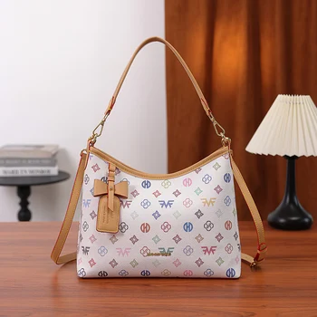 Borsa a tracolla da donna con scritte colorate e stampa monogramma, caratterizzata da una borsa a mezzaluna con decorazione a fiocco, tracolla corta da spalla + tracolla lunga regolabile a doppia funzione, chiusura con