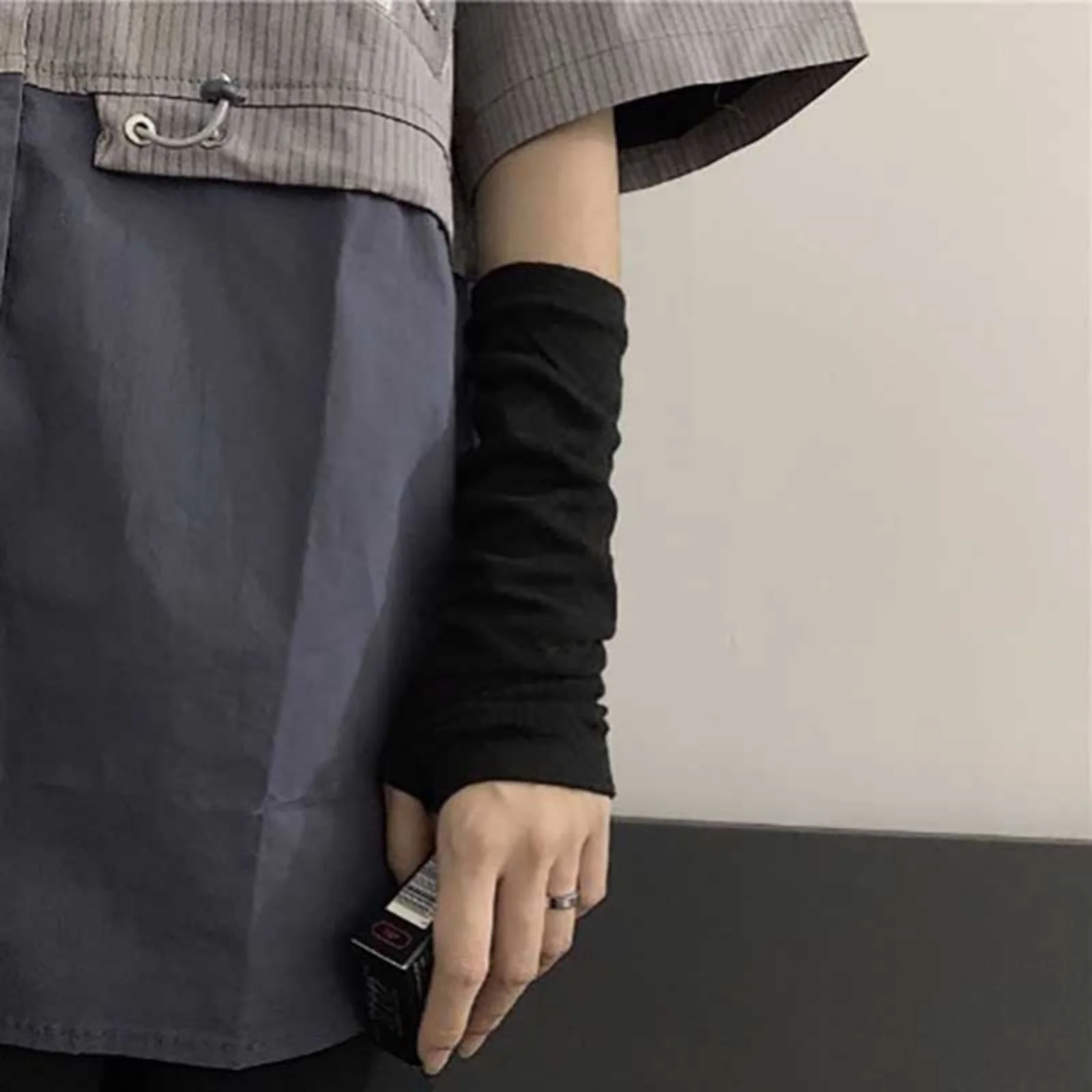 2PCS Edgy Punk Arm Warmer, Black Gray Striped Fingerless Sleeves, Cool Chain Decor Armwear, Stylish Streetwear Arm Accessories