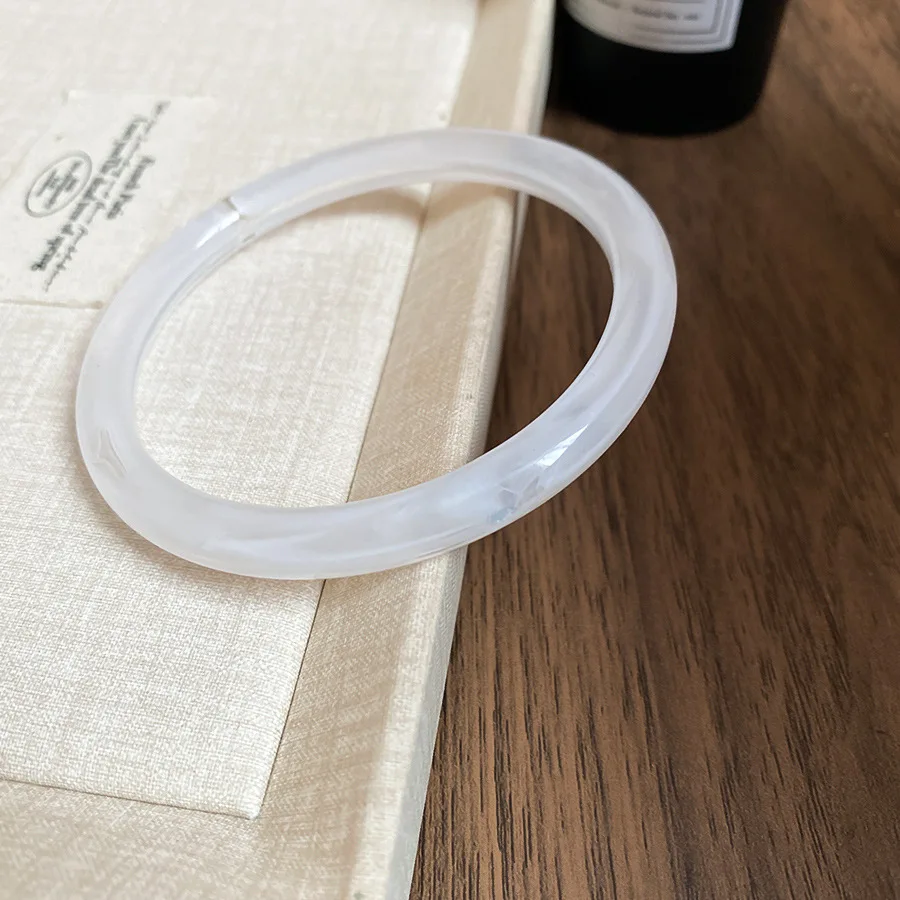 Sleek Resin Acrylic Jade-Style Women's Fashion Bangle Bracelet