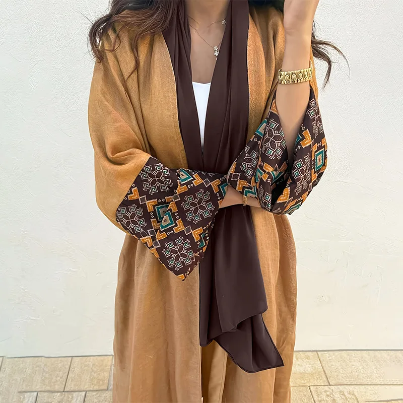 عبايا بتصميم هندسي All-in-One