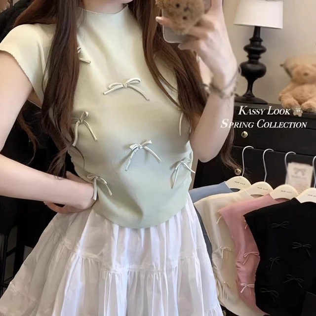 여성의 매력을 돋보이게 해주는 다목적적이고 편안한 단색 활 니트 반팔 상의