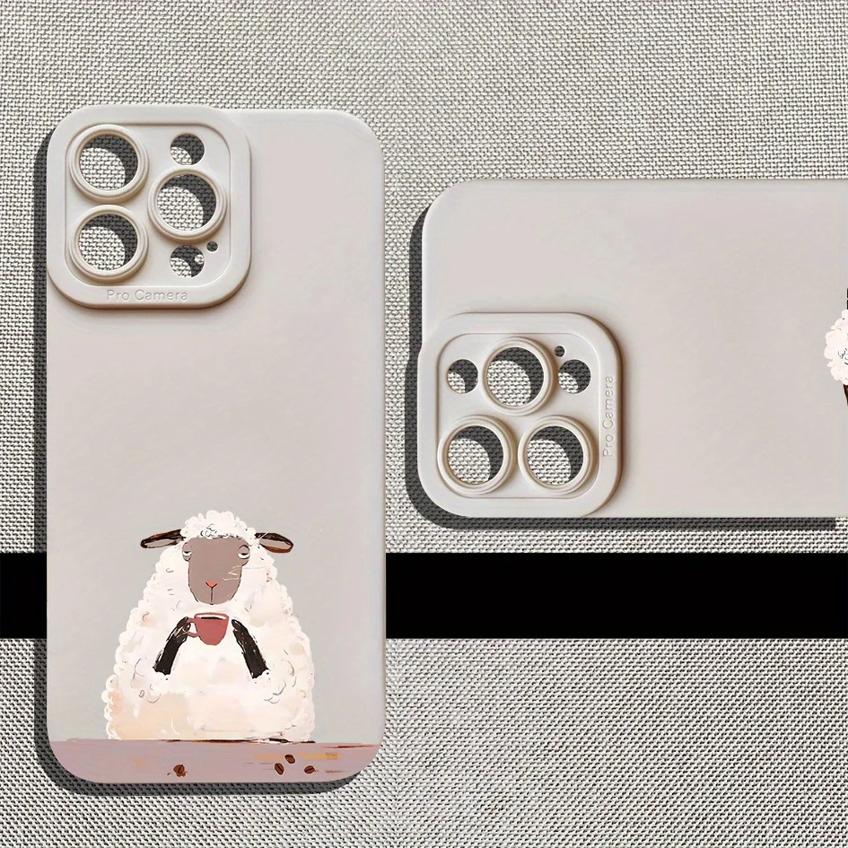 Una piccola pecora che beve caffè Questa custodia protettiva morbida premium per iPhone 12/13/14/15/16 Plus Pro Max Cover per iPhone - immagine 5