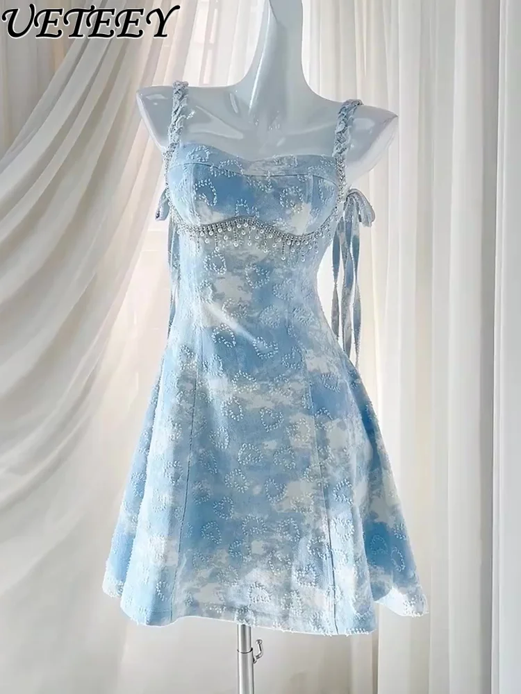 

Летнее платье-трапеция средней длины на бретельках, без рукавов